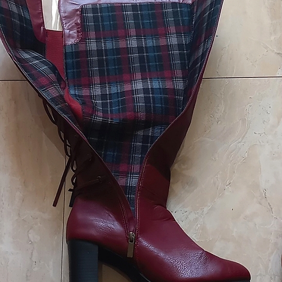 Tall Boots with Tassels and Side Zipper - Picture 7 of 7